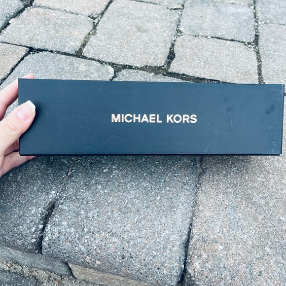Micheal Kors EXCLUSIVE Water Bottle - Picture 2 of 5